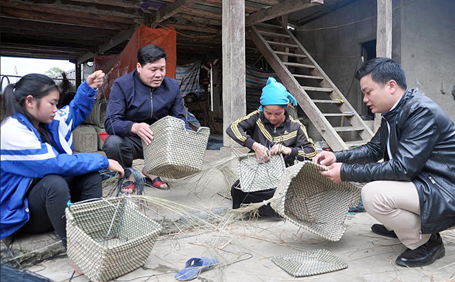 Lãnh đạo xã Phúc Sơn thăm mô hình sản xuất hàng thủ công tại thôn Khe Lụ II.