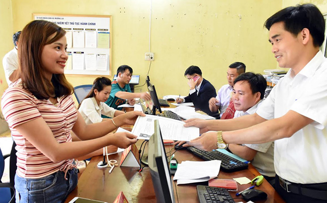 Cán bộ tại Bộ phận Phục vụ hành chính công xã Mường Lai tiếp nhận hồ sơ của người dân.