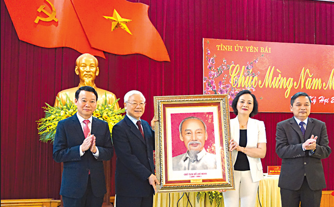 Tổng Bí thư, Chủ tịch nước Nguyễn Phú Trọng tặng Đảng bộ, nhân dân các dân tộc Yên Bái bức chân dung Chủ tịch Hồ Chí Minh trong chuyến thăm đầu xuân Kỷ Hợi 2019.