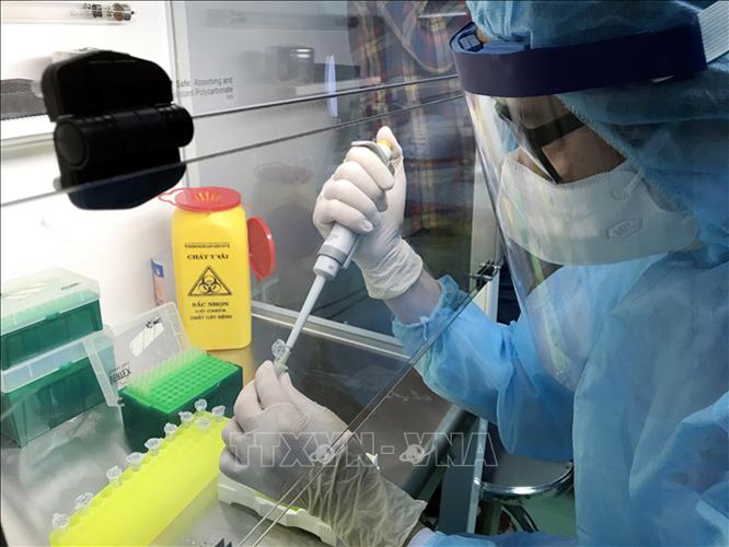 Bác sĩ Bệnh viện Ung bướu Nghệ An tiến hành xét nghiệm vi rút SARS-CoV-2 bằng kỹ thuật Realtime PCR.