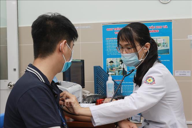 Tiêm vaccine COVID-19 cho lực lượng tham gia chống dịch.