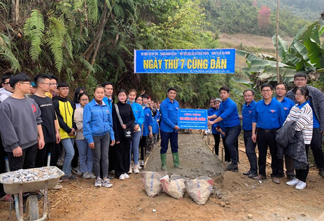 Thành đoàn Yên Bái phối hợp làm đường giao thông tại xã Dế Xu Phình, huyện Mù Cang Chải.
