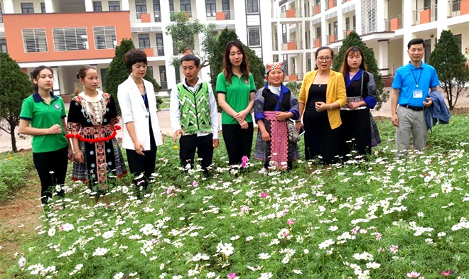 Mô hình vườn hoa thanh niên của Đoàn Thanh niên Trường Cao đẳng Sư phạm Yên Bái mang lại cảnh quan sạch - đẹp.