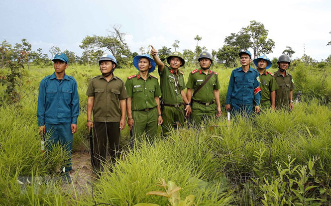 Công an chính quy và công an viên của xã Ia Rvê, huyện Ea Súp, tỉnh Đắk Lắk tuần tra bảo đảm an ninh trật tự trên tuyến biên giới phía Tây Bắc.