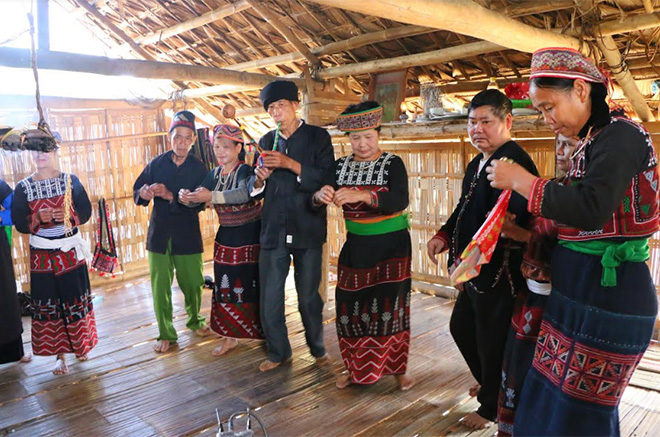 Đồng bào Xa Phó, xã Châu Quế Thượng về bảo tồn văn hoá truyền thống địa phương tại nhà sinh hoạt cộng đồng. (Ảnh: Thanh Chi)