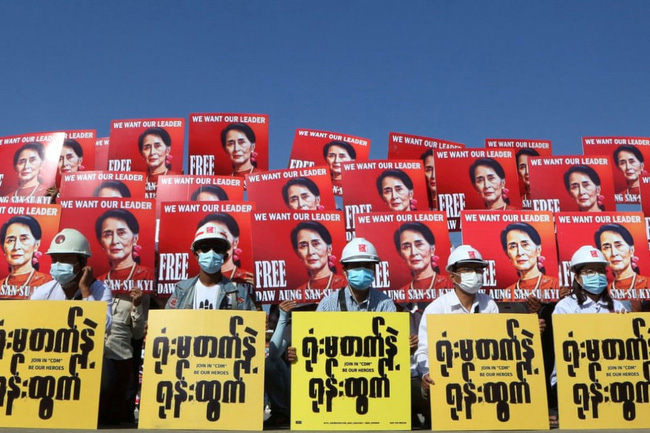 Người dân cầm biểu ngữ có hình nhà lãnh đạo Aung San Suu Kyi trong cuộc biểu tình phản đối cuộc đảo chính quân sự ở Naypyitaw, Myanmar.