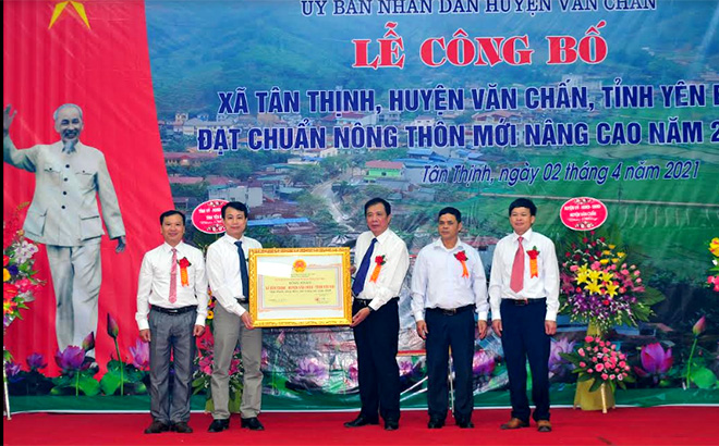 Lãnh đạo Sở Nông nghiệp và Phát triển nông thôn trao quyết định đạt chuẩn nông thôn mới nâng cao năm 2020 của UBND tỉnh cho xã Tân Thịnh, huyện Văn Chấn.
