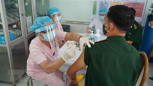 Cán bộ y tế tiến hành tiêm vaccine ngừa COVID-19 cho cán bộ Biên phòng Tây Ninh.