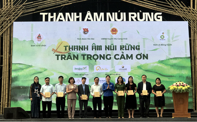 Lãnh đạo Tỉnh đoàn Yên Bái và huyện Mù Cang Chải tặng quà lưu niệm các đơn vị đồng hành thực hiện dự án Thanh âm xanh tại huyện Mù Cang Chải.