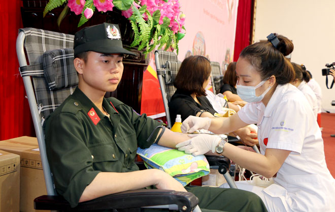 Ngày hội thu hút hơn 300 tình nguyện viên đăng ký tham gia hiến máu.