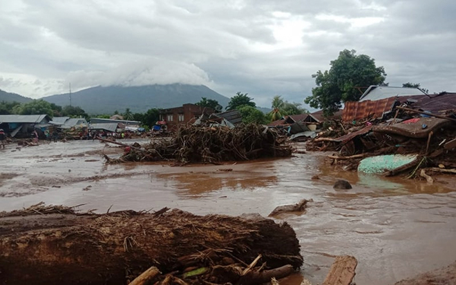 Lũ lụt và sạt lở tại huyện Đông Flores, Indonesia.