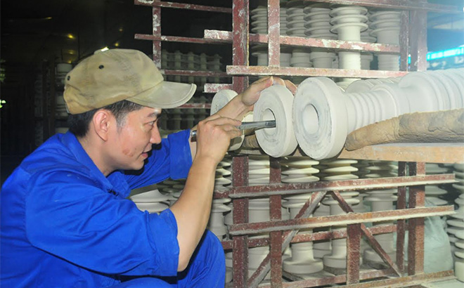 A worker at Hoang Lien Son Technical Ceramics JSC in Yen Bai.
