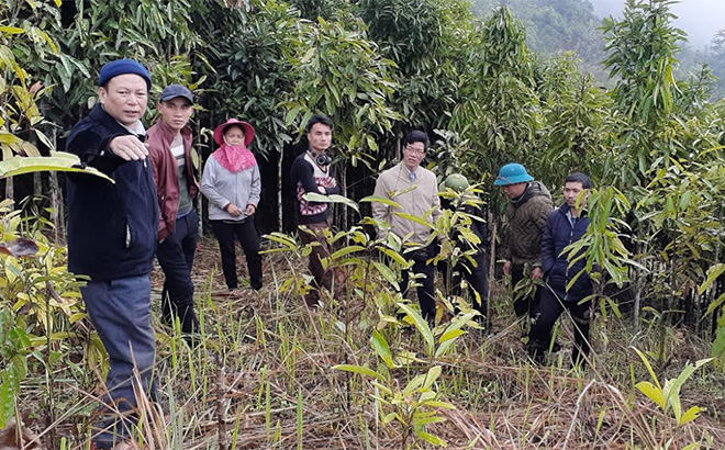 Lãnh đạo huyện Văn Chấn và xã Nậm Mười vận động nhân dân hiến đất làm đường trục liên xã.