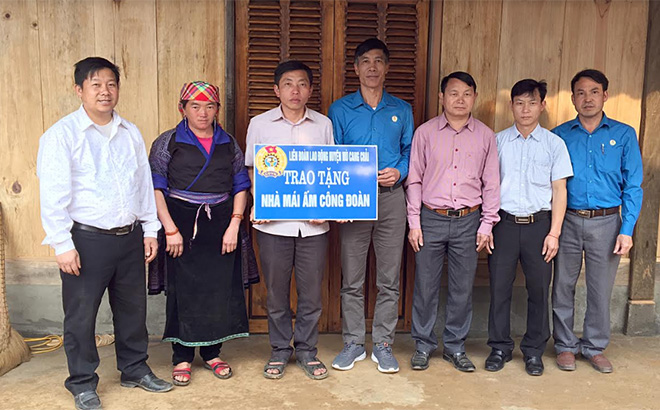 Lạm đạo LĐLĐ huyện Mù Cang Chải trao tiền hỗ trợ làm nhà cho hộ nghèo tại bản Nậm Khắt, xã Nậm Khắt.