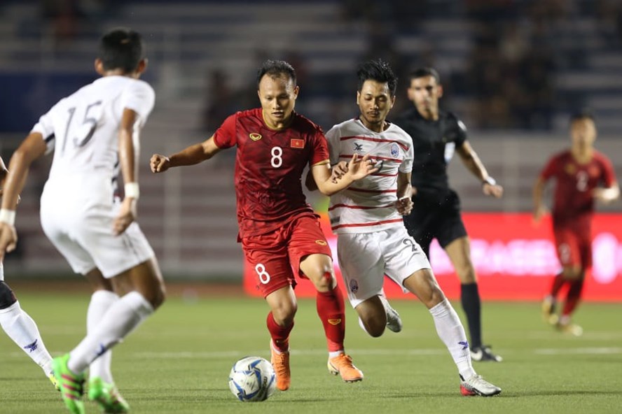 U22 Campuchia (áo trắng) từng thua U22 Việt Nam 0-4 ở bán kết môn bóng đá nam SEA Games 2019.