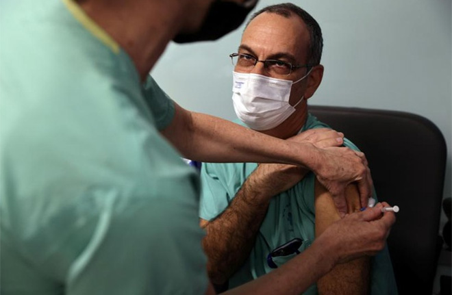 Một người Israel thuộc nhóm có nguy cơ nhiễm bệnh cao đang được tiêm chủng.