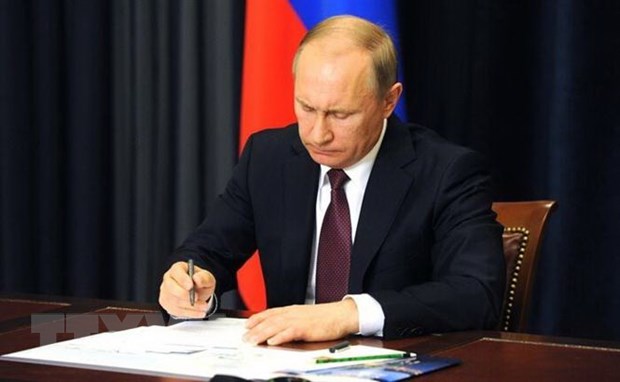 Tổng thống Nga Vladimir Putin ký một văn kiện tại Moskva.