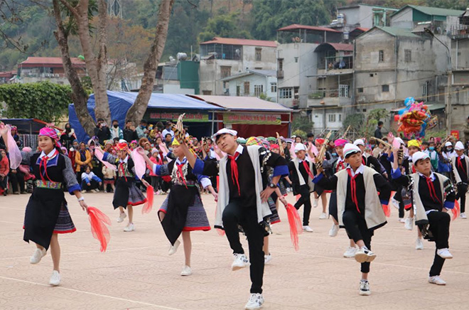 Hội thi múa khèn Mông giữ gìn nét đẹp văn hóa dân tộc của học sinh THCS huyện Mù Cang Chải.