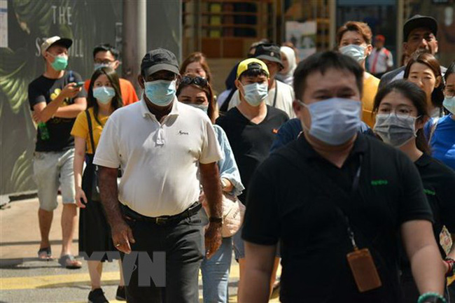 Người dân đeo khẩu trang nhằm ngăn chặn sự lây lan của dịch COVID-19 tại Kuala Lumpur, Malaysia.