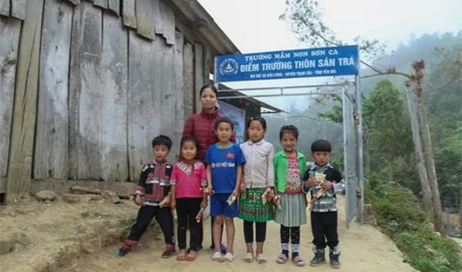 Cô giáo Hà Thị Tuyết cùng các em học sinh của mình