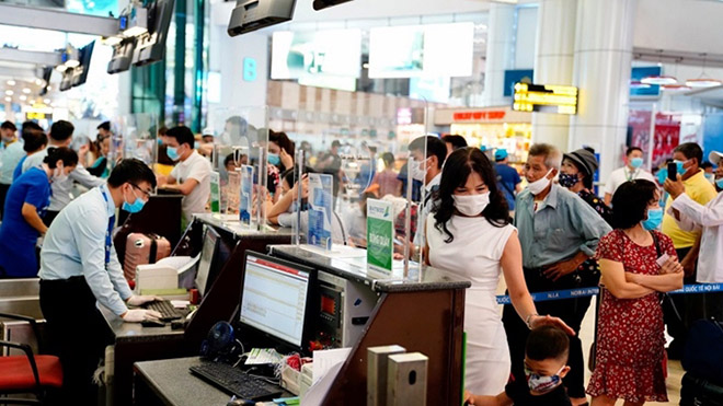 Hành khách làm thủ tục đi máy bay tại sân bay quốc tế Nội Bài.