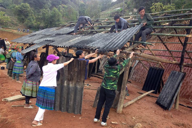 Nhân dân huyện Trạm Tấu giúp nhau xóa nhà dột nát.