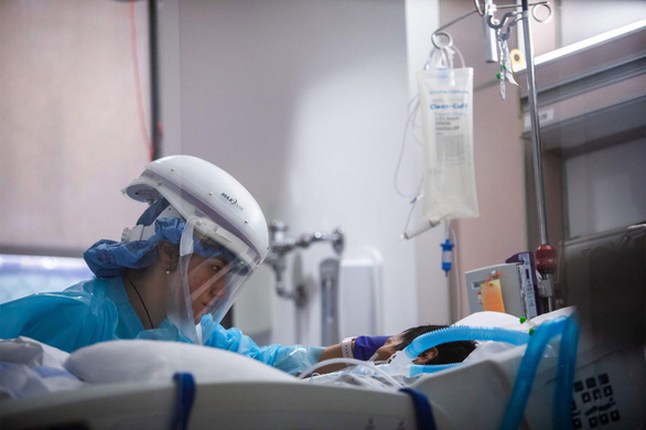 Một nữ y tá chăm sóc cho bệnh nhân mắc COVID-19 tại phòng chăm sóc đặc biệt ở một trung tâm y tế tại bang California, Mỹ vào ngày 3-1-2021