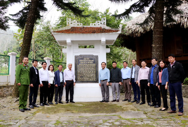 Học viên của Trung tâm Chính trị huyện Trấn Yên tham quan Di tích lịch sử Nhà ông Trần Đình Khánh tại xã Việt Hồng. 
