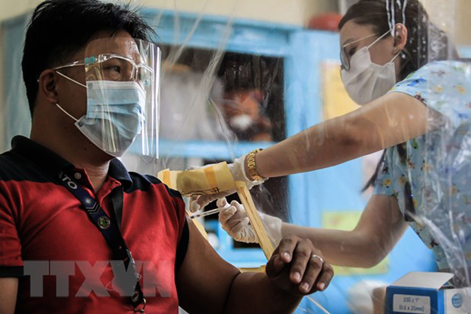 Tiêm vaccine ngừa COVID-19 cho một nhân viên tế tại Manila, Philippines ngày 23/3/2021.