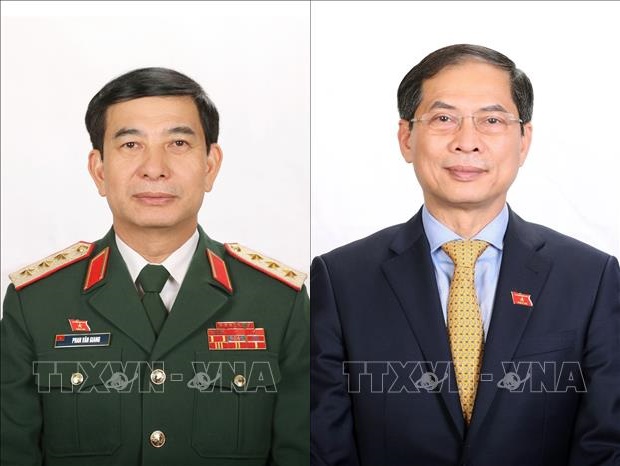 Thượng tướng Phan Văn Giang (trái), Bộ trưởng Bộ Quốc phòng, sinh ngày 14/10/1960, quê quán Nam Định; Ông Bùi Thanh Sơn, Bộ trưởng Bộ Ngoại giao, sinh ngày 16/10/1962, quê quán thành phố Hà Nội.