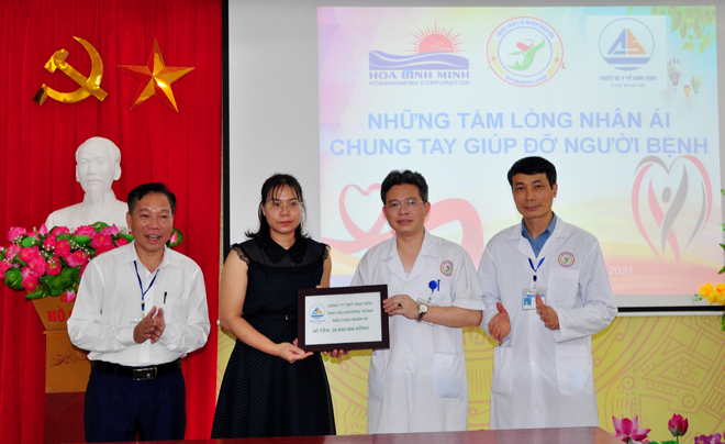 Công ty TNHH Trang thiết bị y tế Anh Sơn trao hỗ trợ “Nồi cháo nhân ái” cho Trung tâm Y tế huyện Trấn Yên. Ảnh: T.L
