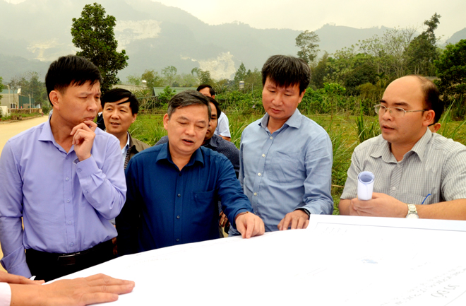 Đồng chí Dương Văn Thống - Trưởng đoàn Đại biểu Quốc hội khóa XIV tỉnh Yên Bái khảo sát công tác quy hoạch, phát triển đô thị tại huyện Lục Yên.
