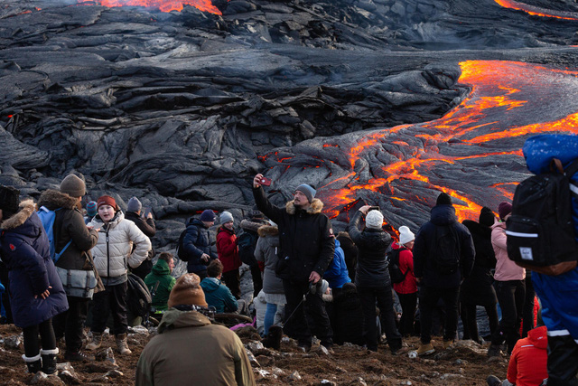 Hàng nghìn du khách đã đi bộ ra hai bên miệng núi lửa để ngắm nhìn dòng dung nham