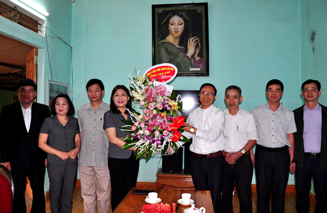 Đồng chí Trưởng ban Dân vận Tỉnh ủy Hoàng Thị Vĩnh cùng đoàn công tác tặng hoa chúc mừng Giáo xứ Bảo Ái