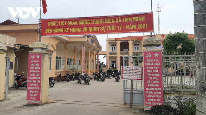 Chủ tịch UBND xã Tiên Minh đã ký quyết định tạm đình chỉ công tác hai công an viên xã liên quan vụ thu phí làm thẻ căn cước công dân (CCCD) gắn chíp cao hơn quy định.
