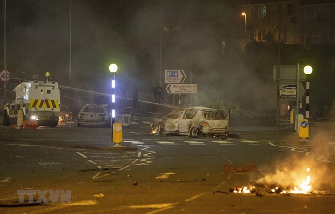 Một phương tiện bị đốt cháy trong bạo lực bùng phát tại Newtownabbey, phía Bắc Belfast, thủ phủ Bắc Ailen ngày 3/4/2021