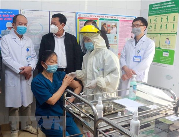 Mũi tiêm phòng vaccine COVID-19 đầu tiên tại Quảng Ninh được tiêm cho bác sỹ Trần Thị Minh Lý, Phó Giám đốc Bệnh viện Sản Nhi Quảng Ninh.