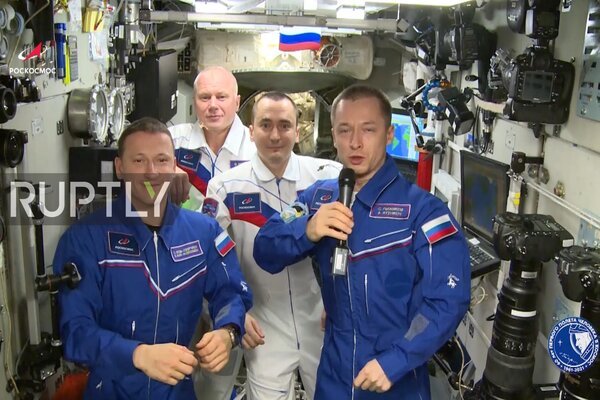 Các phi hành gia Nga dự lễ kỷ niệm 60 năm ngày con người bay lên vũ trụ.