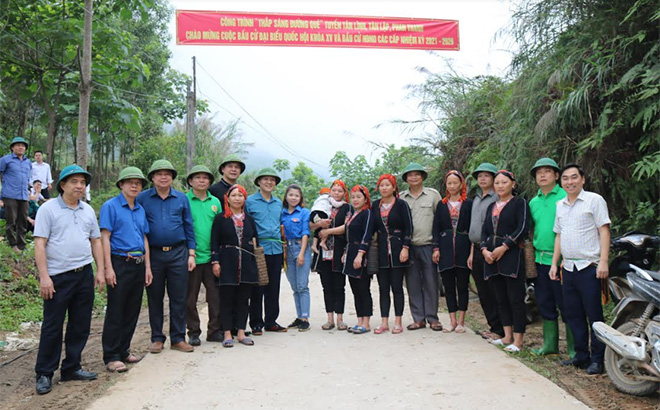 Lãnh đạo huyện Lục Yên cùng tham gia hoàn thành và khánh thành tuyến đường 