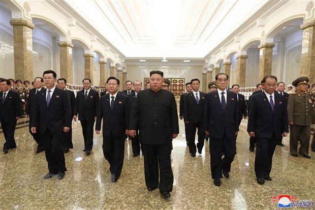 Nhà lãnh đạo Triều Tiên Kim Jong-un (giữa, phía trước) viếng lăng cố Chủ tịch Kim Nhật Thành tại Cung Thái Dương Kumsusan.