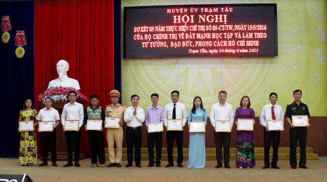 12 tập thể tiêu biểu được nhận bằng khen trong học tập và làm theo tư tưởng, đạo đức, phong cách  Hồ Chí Minh giai đoạn 2016-2021.