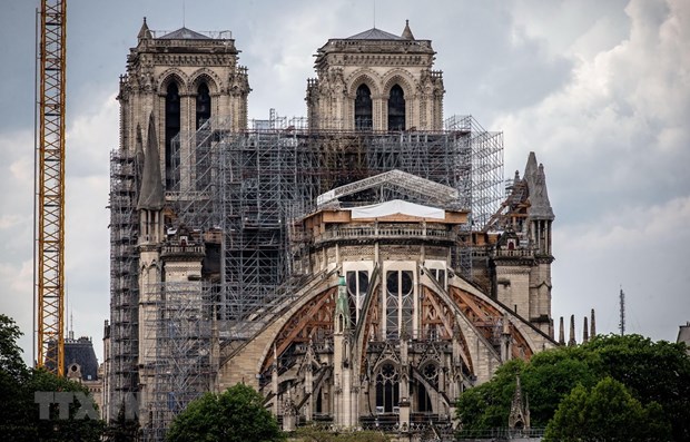 Nhà thờ Đức Bà ở Paris, Pháp trong quá trình phục dựng sau hỏa hoạn.
