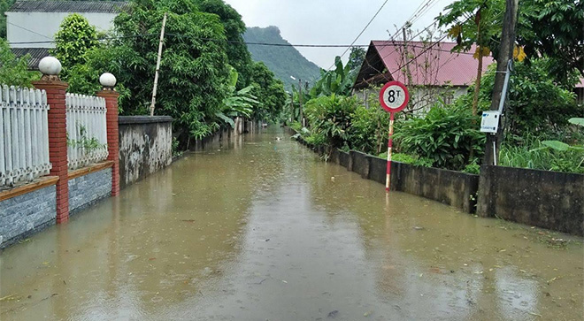 Một tuyến đường trên địa bàn xã Tân Lĩnh huyện Lục Yên bị úng ngập.