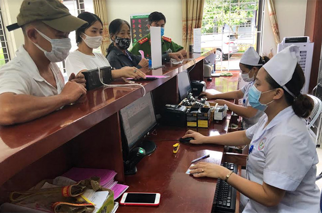 Người dân đến đăng ký khám bệnh tại Trung tâm Y tế huyện Trấn Yên.