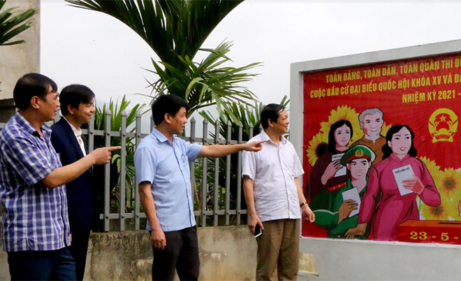 Lãnh đạo Ủy ban MTTQ huyện Yên Bình kiểm tra, giám sát công tác chuẩn bị bầu cử tại xã Cảm Nhân.
