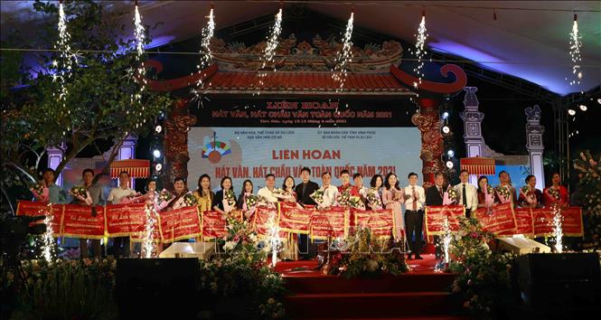 18 đơn vị tham dự Liên hoan hát Văn, hát Chầu Văn toàn quốc năm 2021 nhận cờ lưu niệm của Ban tổ chức.