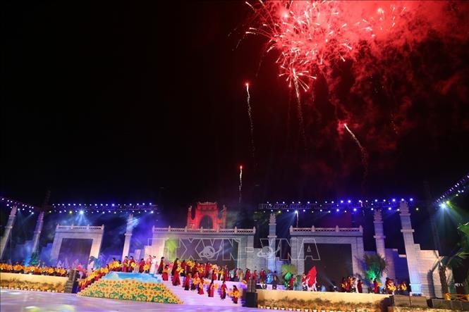 Trình diễn bắn pháo hoa chào mừng khai mạc lễ hội Đền Hùng 2019.