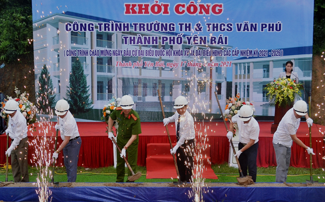 Các đồng chí lãnh đạo thành phố Yên Bái tiến hành nghi thức khởi công công trình Trường TH và THCS Văn Phú.