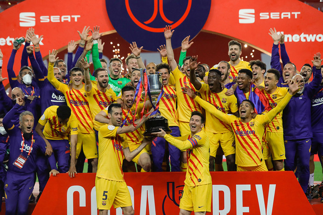 Messi và các đồng đội mừng danh hiệu đầu tiên mùa này. Ảnh: Reuters.