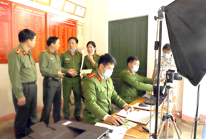 Đại tá Đặng Hồng Đức - Giám đốc Công an tỉnh kiểm tra, động viên cán bộ, chiến sỹ thực hiện cấp thẻ căn cước công dân tại xã Cảm Ân (Yên Bình).